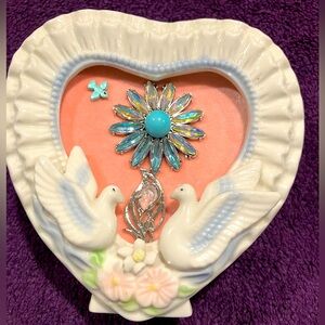 ORIGINAL JEWELRY ART IN VINTAGE CERAMIC FRAME WITH DOVES. UNIQUE HANDMADE OOAK